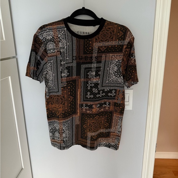 GUESS Men's Black and Brown Geometric Tee - Picture 1 of 4